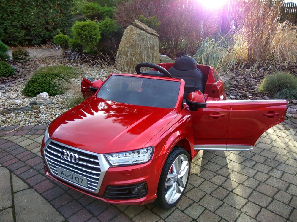 bordowy lakierowany Audi Q7 na akumulator dla dziecka