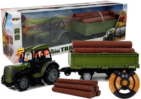 Traktor z przyczepą i belami drewna Traktor z przyczepą i belami drewna