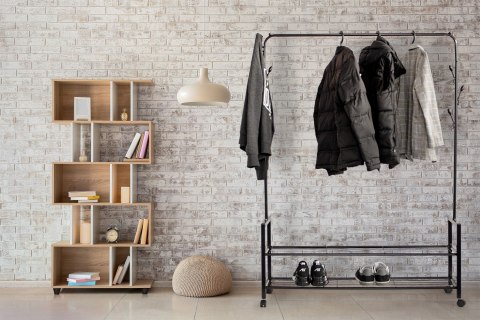 Wieszak stojący z 2 półkami stojak z kółkami na odzież ModernHome Wieszak stojący z 2 półkami stojak z kółkami na odzież ModernHome