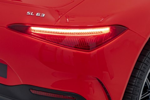 Auto na akumulator 4x4 Mercedes Benz AMG SL63 Czerwony Auto na akumulator 4x4 Mercedes Benz AMG SL63 Czerwony