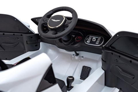 Aston Martin DBX na akumulator dla dzieci Biały + Pilot + EVA + Pasy + Wolny Start + Audio LED Aston Martin DBX na akumulator dla dzieci Biały + Pilot + EVA + Pasy + Wolny Start + Audio LED