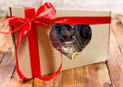 Box prezentowy z konfiturami i powidłami - Pudełko z wyciętym sercem Box prezentowy z konfiturami i powidłami - Pudełko z wyciętym sercem