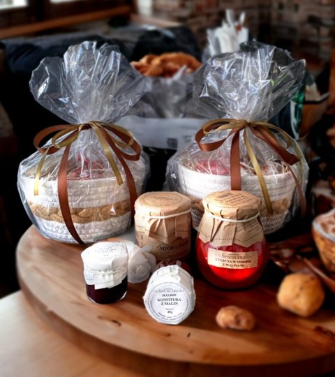 Gotowy kosz prezentowy Prezent z Czekoladowym Sercem Koszyk