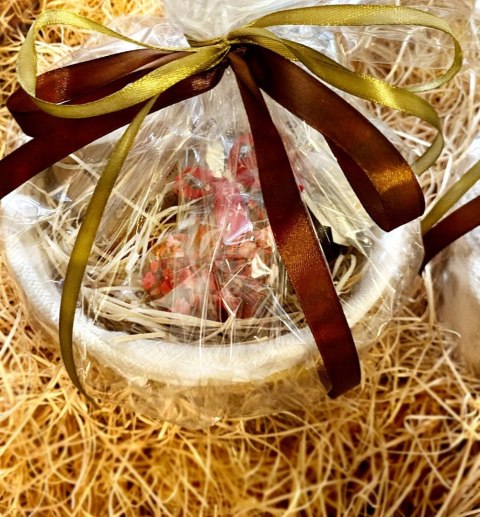 Gotowy kosz prezentowy Prezent z Czekoladowym Sercem Koszyk