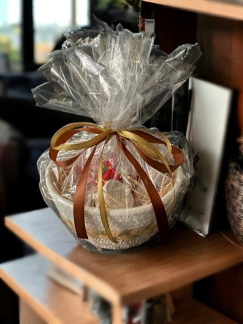 Gotowy kosz prezentowy Prezent z Czekoladowym Sercem Koszyk